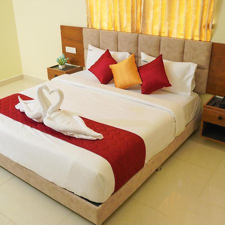 Hotel Gsr Srinivasa Inn Тирупати Екстериор снимка