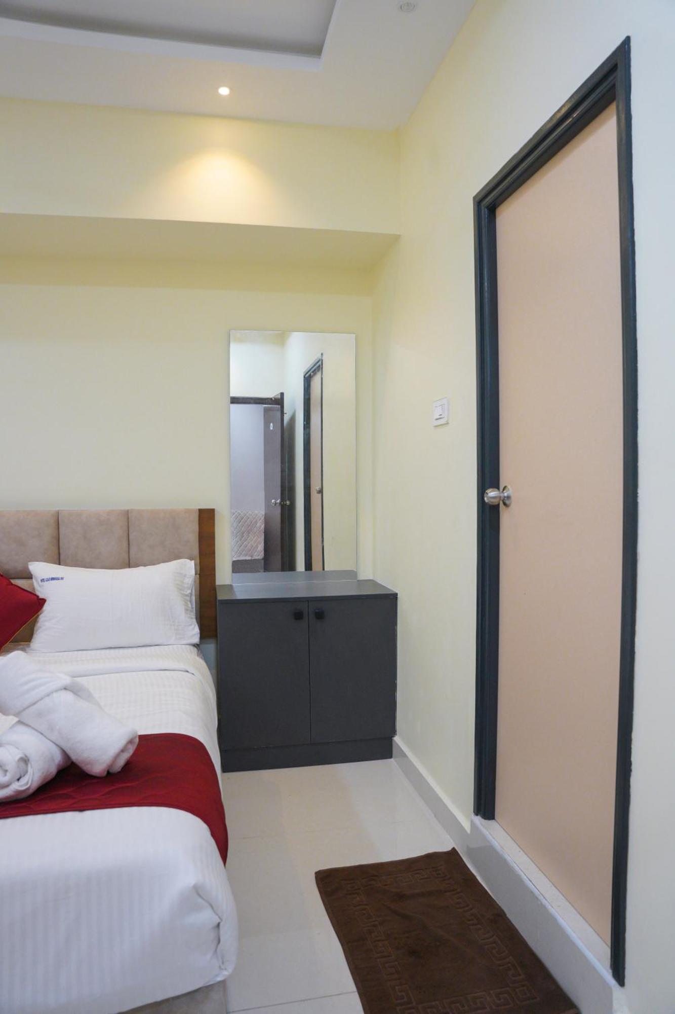 Hotel Gsr Srinivasa Inn Тирупати Екстериор снимка