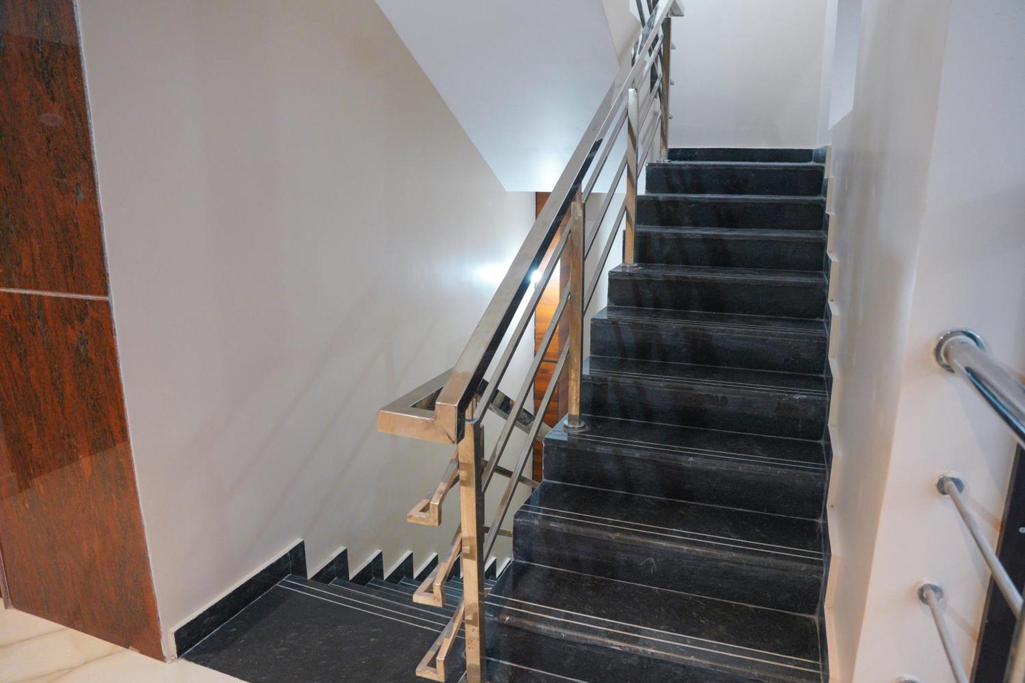 Hotel Gsr Srinivasa Inn Тирупати Екстериор снимка