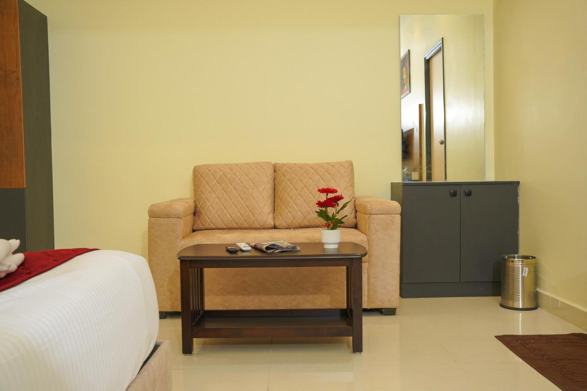 Hotel Gsr Srinivasa Inn Тирупати Екстериор снимка