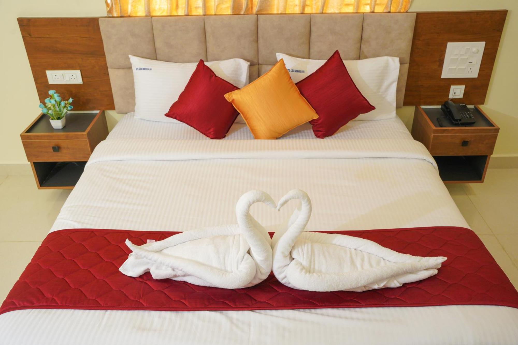 Hotel Gsr Srinivasa Inn Тирупати Екстериор снимка