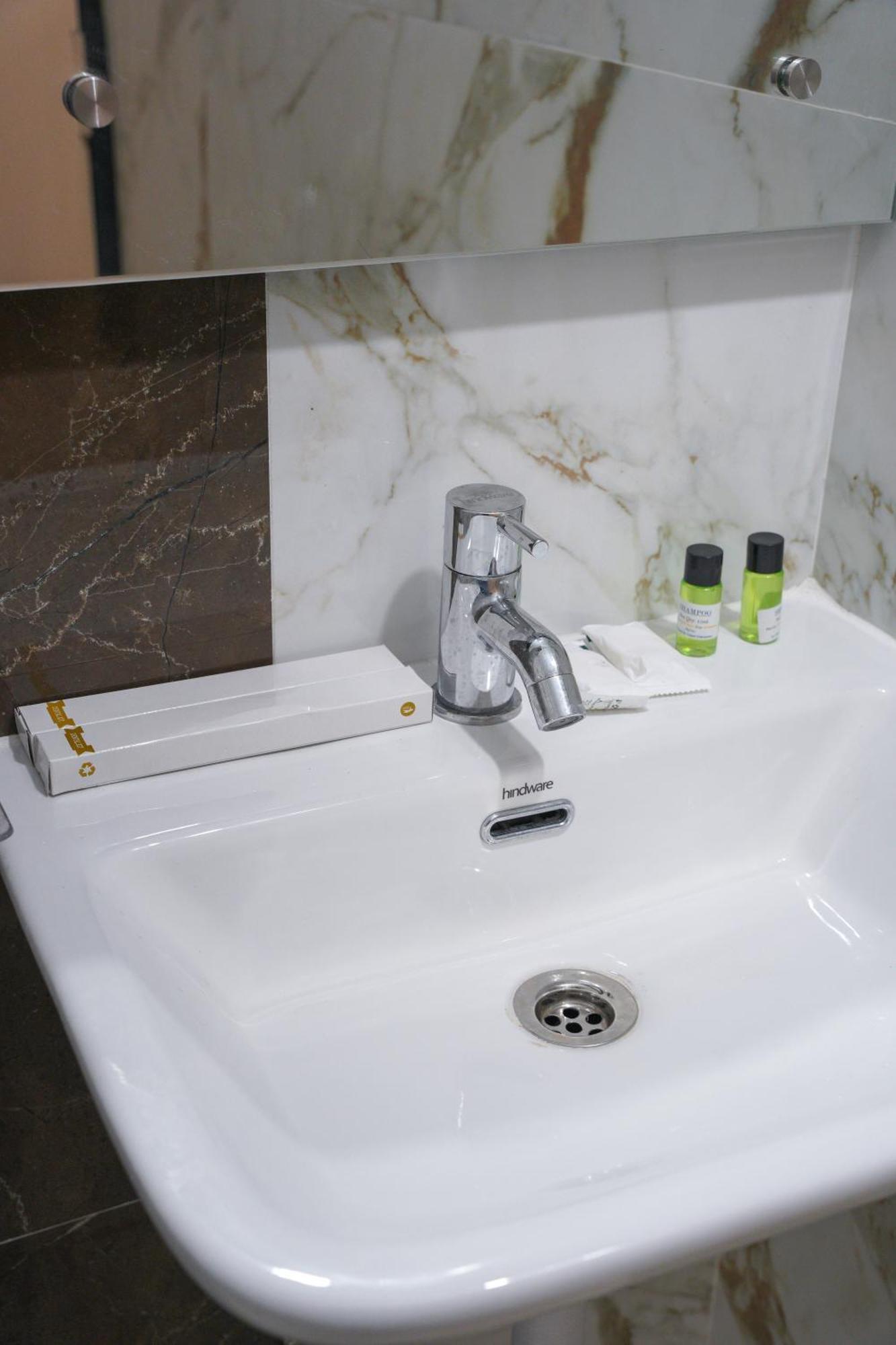 Hotel Gsr Srinivasa Inn Тирупати Екстериор снимка