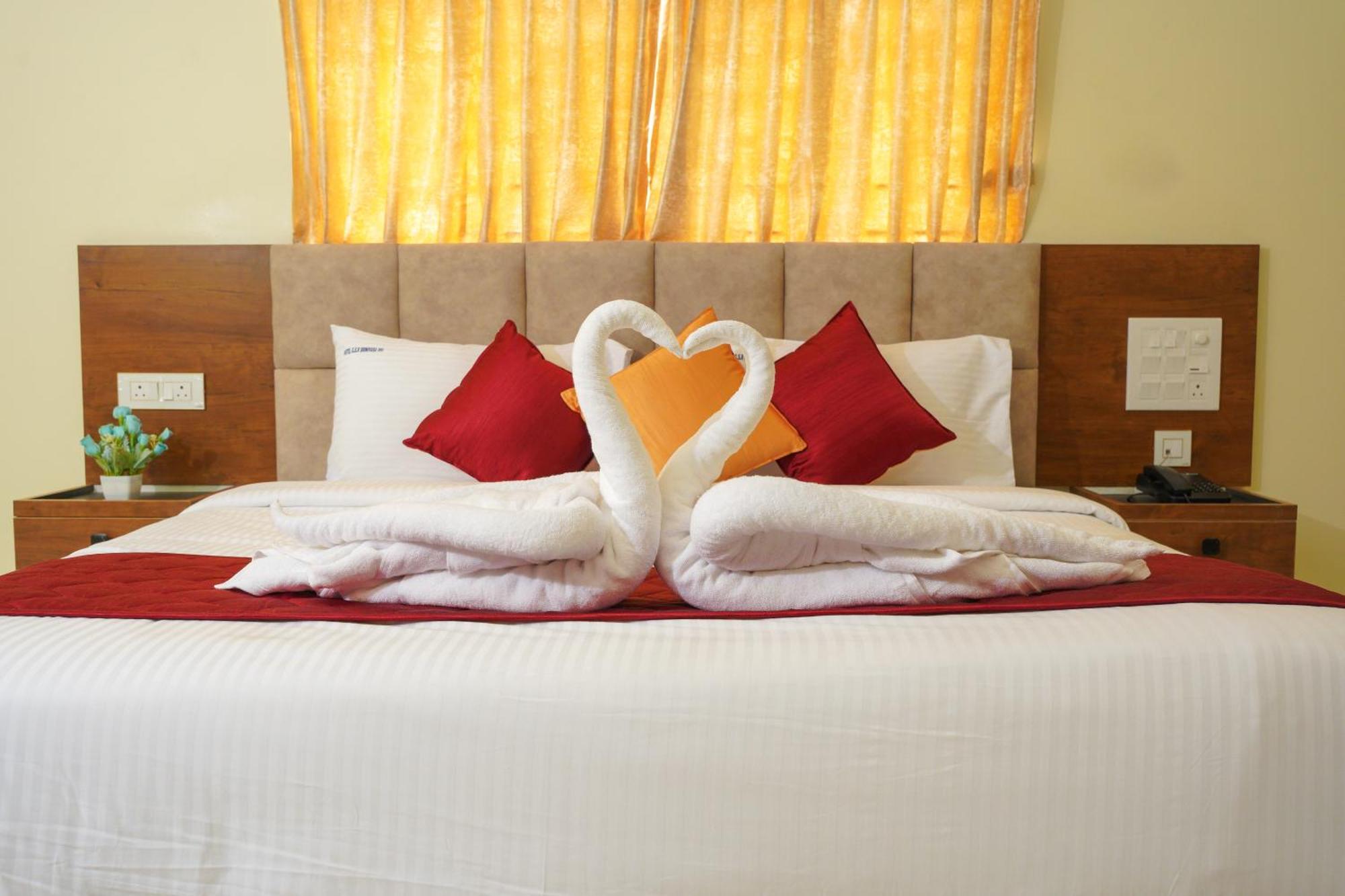 Hotel Gsr Srinivasa Inn Тирупати Екстериор снимка